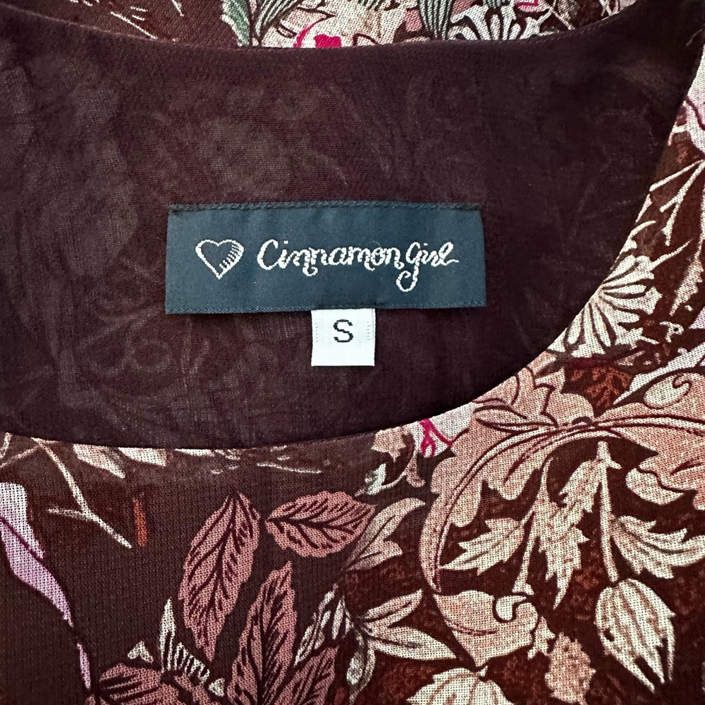 Cinnamon Girl, Small, Made in Hawaii. Burgundy floral short dress. - Picture 3 of 3